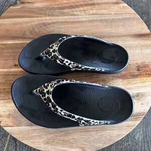 Oofos Women's Black and Animal Print. EUC Like NEW, Size 7